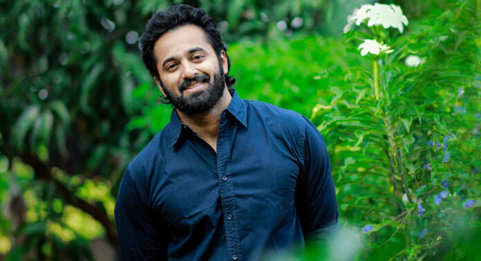 ചോര കുടിക്കുന്ന ചെന്നായ ആകരുത്; ഉണ്ണി മുകുന്ദനെതിരെ ആഞ്ഞടിച്ച് അഭിലാഷ് പിള്ള ചോര കുടിക്കുന്ന ചെന്നായ ആകരുത്; ഉണ്ണി മുകുന്ദനെതിരെ ആഞ്ഞടിച്ച് അഭിലാഷ് പിള്ള