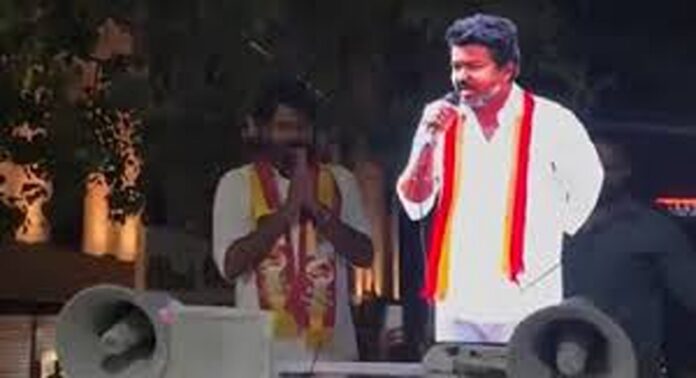 തമിഴ്നാട്ടിലെ തിരഞ്ഞെടുപ്പ് പ്രചാരണത്തിനായി ടിവികെ ഉപയോഗിക്കുന്നത് വിജയ്യുടെ ഹോളോഗ്രാഫിക് എഐ രൂപം തമിഴ്നാട്ടിലെ തിരഞ്ഞെടുപ്പ് പ്രചാരണത്തിനായി ടിവികെ ഉപയോഗിക്കുന്നത് വിജയ്യുടെ ഹോളോഗ്രാഫിക് എഐ രൂപം