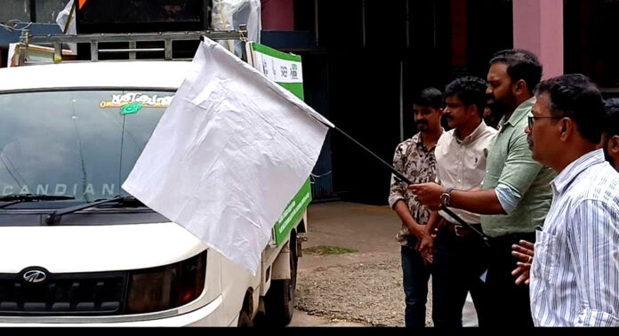 ഹരിത വോട്ട് വണ്ടി – ജില്ലാ കളക്ടർ ഫ്ലാഗ് ഓഫ് ചെയ്തു ഹരിത വോട്ട് വണ്ടി – ജില്ലാ കളക്ടർ ഫ്ലാഗ് ഓഫ് ചെയ്തു