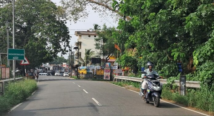 ഇരുവശങ്ങളും കാടുമൂടി കിടക്കുന്നു ; വടശ്ശേരിക്കര പാലത്തിലൂടെ കാൽനടയായി യാത്ര ചെയ്യുന്ന ആളുകൾക്ക് ഭീഷണി ഇരുവശങ്ങളും കാടുമൂടി കിടക്കുന്നു ; വടശ്ശേരിക്കര പാലത്തിലൂടെ കാൽനടയായി യാത്ര ചെയ്യുന്ന ആളുകൾക്ക് ഭീഷണി