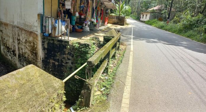 കൈവരികൾ തകർന്ന് റാന്നി- ഇടമൺ ജംഗ്ഷനിലെ പാലം കൈവരികൾ തകർന്ന് റാന്നി- ഇടമൺ ജംഗ്ഷനിലെ പാലം