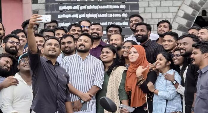 രാഹുല് മാങ്കൂട്ടത്തിലിനൊപ്പം സെല്ഫി ; നിയുക്ത എംഎല്എമാരായ പി.കെ ഫിറോസും ഫാത്തിമ തഹിലിയയ്ക്കും വിമര്ശനം രാഹുല് മാങ്കൂട്ടത്തിലിനൊപ്പം സെല്ഫി ; നിയുക്ത എംഎല്എമാരായ പി.കെ ഫിറോസും ഫാത്തിമ തഹിലിയയ്ക്കും വിമര്ശനം