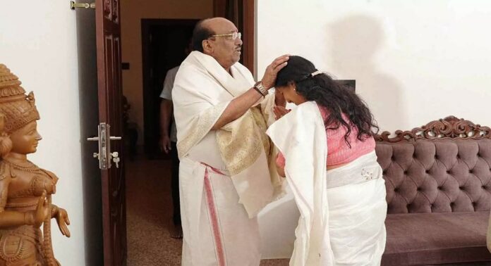 വെള്ളാപ്പള്ളി നടേശന്റെ അനുഗ്രഹം തേടി വനിതാ ശിശുക്ഷേമ വകുപ്പ് മന്ത്രി ബിന്ദു കൃഷ്ണ വെള്ളാപ്പള്ളി നടേശന്റെ അനുഗ്രഹം തേടി വനിതാ ശിശുക്ഷേമ വകുപ്പ് മന്ത്രി ബിന്ദു കൃഷ്ണ