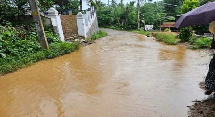 കനത്ത മഴ : ചെറുകോൽ പഞ്ചായത്തിലെ തലക്കോട് പടിയിൽ വെള്ളക്കെട്ട് രൂക്ഷം ; കാൽനടക്കാരും വാഹനയാത്രികരും ദുരിതത്തിൽ കനത്ത മഴ : ചെറുകോൽ പഞ്ചായത്തിലെ തലക്കോട് പടിയിൽ വെള്ളക്കെട്ട് രൂക്ഷം ; കാൽനടക്കാരും വാഹനയാത്രികരും ദുരിതത്തിൽ