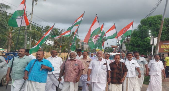 പെട്രോൾ, ഡീസൽ, സി.എൻ.ജി, പാചകവാതക വിലക്കയറ്റം : പന്തളത്ത് കോൺഗ്രസ് പ്രതിഷേധ പ്രകടനം നടത്തി പെട്രോൾ, ഡീസൽ, സി.എൻ.ജി, പാചകവാതക വിലക്കയറ്റം : പന്തളത്ത് കോൺഗ്രസ് പ്രതിഷേധ പ്രകടനം നടത്തി