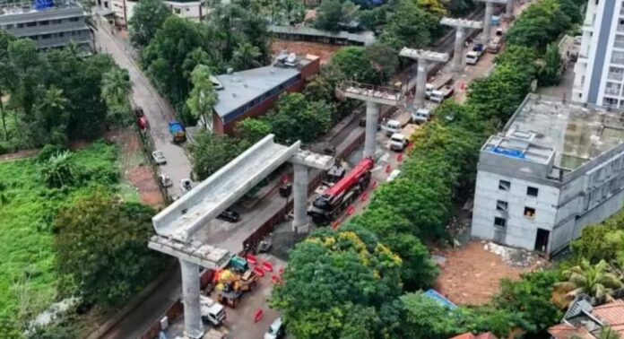 കൊച്ചി മെട്രോ നിർമ്മാണത്തിനിടെ വൻ സുരക്ഷാവീഴ്ച : കാറിന് മുകളിലേക്ക് ഇരുമ്പ് കമ്പി വീണ് യുവതിക്ക് പരിക്ക് കൊച്ചി മെട്രോ നിർമ്മാണത്തിനിടെ വൻ സുരക്ഷാവീഴ്ച : കാറിന് മുകളിലേക്ക് ഇരുമ്പ് കമ്പി വീണ് യുവതിക്ക് പരിക്ക്