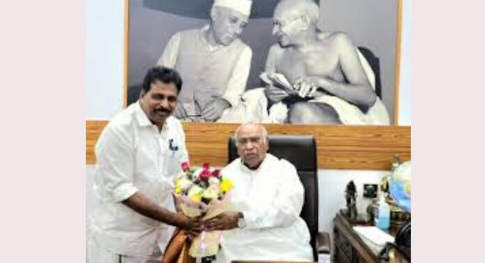 മല്ലികാർജുൻ ഖർഗെയുമായി കൂടിക്കാഴ്ച നടത്തി കൊടിക്കുന്നിൽ സുരേഷ് എംപി ; കേരളത്തിലെ മുഖ്യമന്ത്രി ചർച്ചകൾക്കിടെ നിർണ്ണായകം മല്ലികാർജുൻ ഖർഗെയുമായി കൂടിക്കാഴ്ച നടത്തി കൊടിക്കുന്നിൽ സുരേഷ് എംപി ; കേരളത്തിലെ മുഖ്യമന്ത്രി ചർച്ചകൾക്കിടെ നിർണ്ണായകം