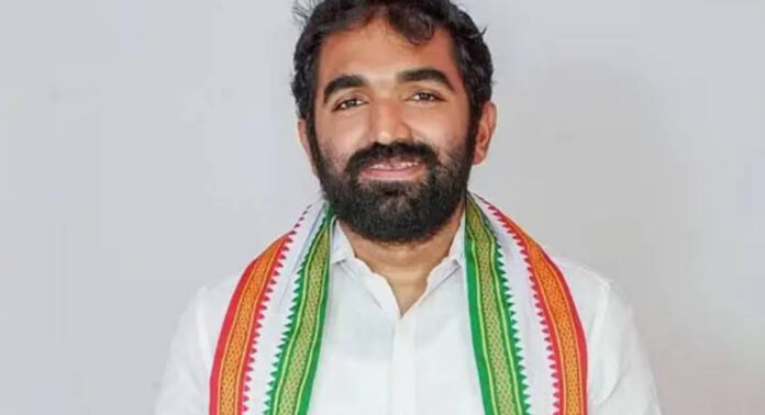 ഉമ്മൻ ചാണ്ടിയുടെ കല്ലറയിൽ പുഷ്പങ്ങൾ അർപ്പിച്ച് ചാണ്ടി ഉമ്മൻ ഉമ്മൻ ചാണ്ടിയുടെ കല്ലറയിൽ പുഷ്പങ്ങൾ അർപ്പിച്ച് ചാണ്ടി ഉമ്മൻ