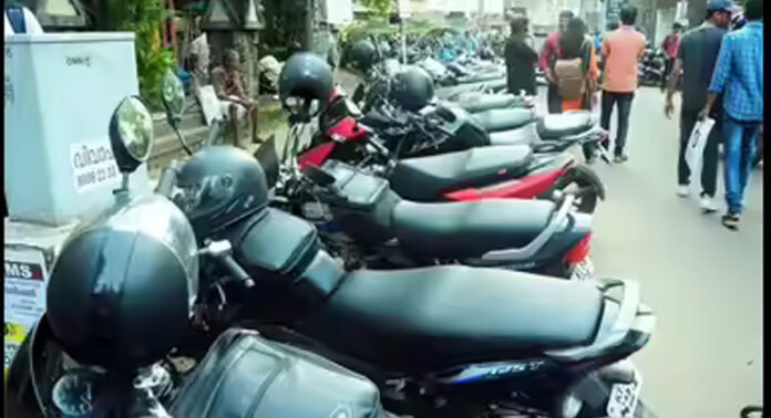 വെണ്ണിക്കുളം ജംങ്ഷനിൽ അനധികൃത പാർക്കിങ് രൂക്ഷം ; നടപടിയെടുക്കാതെ അധികൃതർ വെണ്ണിക്കുളം ജംങ്ഷനിൽ അനധികൃത പാർക്കിങ് രൂക്ഷം ; നടപടിയെടുക്കാതെ അധികൃതർ