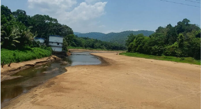 പെരുന്തേനരുവിയിൽ മണ്ണടിയുന്നു ; ഡാം പരിസരം മൺകൂനയായി മാറുന്നു, നടപടിയില്ലാതെ അധികൃതർ പെരുന്തേനരുവിയിൽ മണ്ണടിയുന്നു ; ഡാം പരിസരം മൺകൂനയായി മാറുന്നു, നടപടിയില്ലാതെ അധികൃതർ