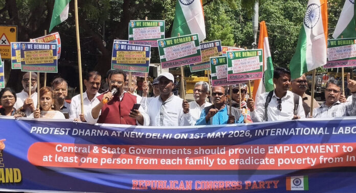 ഒരു കുടുംബത്തിൽ ഒരാൾക്കെങ്കിലും സർക്കാർ ജോലി ഉറപ്പാക്കണം : മെയ് ദിനത്തിൽ ജന്തർ മന്തറിൽ ധർണ്ണ സംഘടിപ്പിച്ചു ഒരു കുടുംബത്തിൽ ഒരാൾക്കെങ്കിലും സർക്കാർ ജോലി ഉറപ്പാക്കണം : മെയ് ദിനത്തിൽ ജന്തർ മന്തറിൽ ധർണ്ണ സംഘടിപ്പിച്ചു
