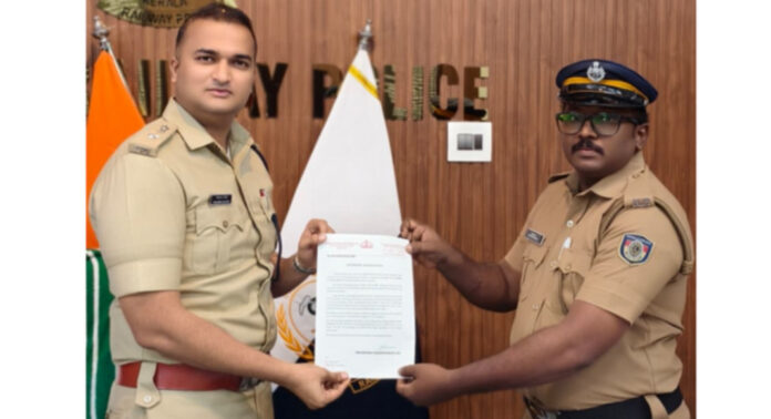ആറന്മുള പോലീസ് സ്റ്റേഷനിലെ സ്പെഷ്യല് ബ്രാഞ്ച് ഉദ്യോഗസ്ഥന് തിലകനെ റയില്വേ പോലീസ് ആദരിച്ചു ആറന്മുള പോലീസ് സ്റ്റേഷനിലെ സ്പെഷ്യല് ബ്രാഞ്ച് ഉദ്യോഗസ്ഥന് തിലകനെ റയില്വേ പോലീസ് ആദരിച്ചു