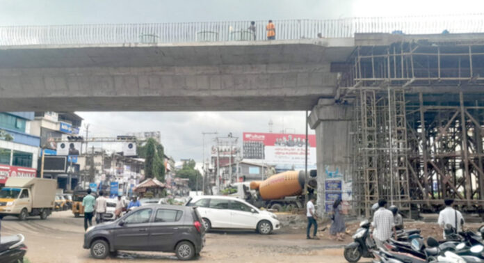 അബാന് മേല്പ്പാലം പണിയാന് ശശി മേസ്തിരിയെ ഏല്പ്പിച്ചു – അയാളും രണ്ട് മൈക്കാടും പണിയാന് തുടങ്ങിയിട്ട് വര്ഷങ്ങള് പലതായി – പത്തനംതിട്ടക്കാരുടെ ഒരു ഗതികേടേ….. അബാന് മേല്പ്പാലം പണിയാന് ശശി മേസ്തിരിയെ ഏല്പ്പിച്ചു – അയാളും രണ്ട് മൈക്കാടും പണിയാന് തുടങ്ങിയിട്ട് വര്ഷങ്ങള് പലതായി – പത്തനംതിട്ടക്കാരുടെ ഒരു ഗതികേടേ…..
