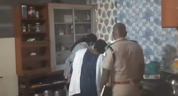 അടൂരില് ആളില്ലാത്ത വീട്ടില് മോഷണം ; പണവും സ്വര്ണ്ണവും കവര്ന്നു അടൂരില് ആളില്ലാത്ത വീട്ടില് മോഷണം ; പണവും സ്വര്ണ്ണവും കവര്ന്നു