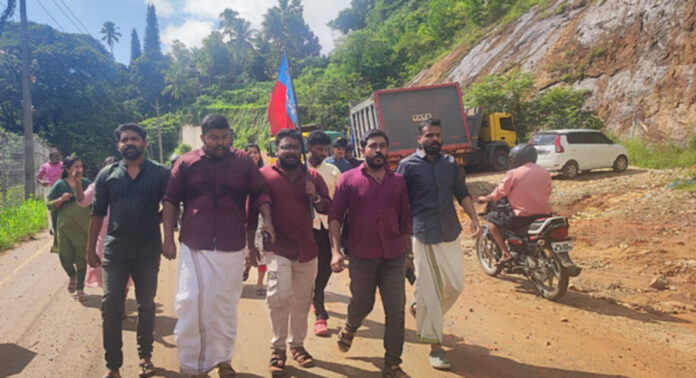റോഡ് ചെളിക്കുളമാക്കി പാറമടയുടെ പ്രവര്ത്തനം ; എ.ഐ.വൈ.എഫ് പ്രതിഷേധത്തെ തുടര്ന്ന് ക്വാറി പ്രവർത്തനം നിർത്തിവെച്ചു റോഡ് ചെളിക്കുളമാക്കി പാറമടയുടെ പ്രവര്ത്തനം ; എ.ഐ.വൈ.എഫ് പ്രതിഷേധത്തെ തുടര്ന്ന് ക്വാറി പ്രവർത്തനം നിർത്തിവെച്ചു