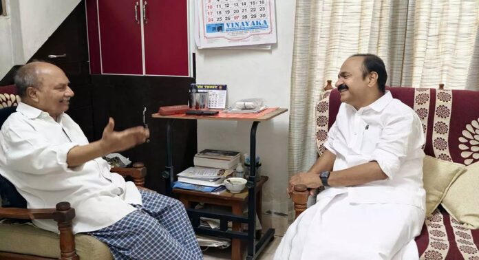 മുഖ്യമന്ത്രി പ്രഖ്യാപനത്തിന് എ.കെ ആന്റണിയുടെ വീട്ടിലെത്തി വി.ഡി സതീശൻ മുഖ്യമന്ത്രി പ്രഖ്യാപനത്തിന് എ.കെ ആന്റണിയുടെ വീട്ടിലെത്തി വി.ഡി സതീശൻ