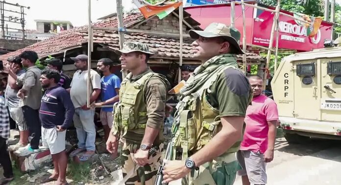റീപോളിങ്ങിനിടെ പശ്ചിമ ബംഗാളിൽ സംഘർഷം ; തൃണമൂൽ കോൺഗ്രസ്-ബിജെപി പ്രവർത്തകർ ഏറ്റുമുട്ടി റീപോളിങ്ങിനിടെ പശ്ചിമ ബംഗാളിൽ സംഘർഷം ; തൃണമൂൽ കോൺഗ്രസ്-ബിജെപി പ്രവർത്തകർ ഏറ്റുമുട്ടി