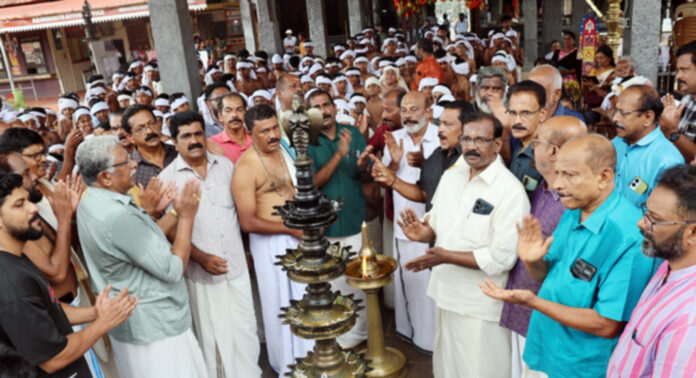 ആറന്മുള പാര്ഥസാരഥി ക്ഷേത്രത്തില് കുട്ടികളുടെ വഞ്ചിപ്പാട്ട് സമർപ്പണം നടന്നു ആറന്മുള പാര്ഥസാരഥി ക്ഷേത്രത്തില് കുട്ടികളുടെ വഞ്ചിപ്പാട്ട് സമർപ്പണം നടന്നു
