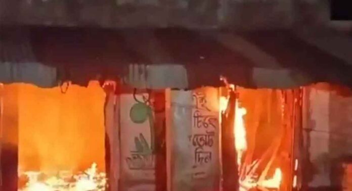 ബംഗാളില് വ്യാപക സംഘര്ഷം ; രണ്ട് തൃണമൂല് പ്രവര്ത്തകരും രണ്ട് ബിജെപി പ്രവര്ത്തകരും കൊല്ലപ്പെട്ടു ബംഗാളില് വ്യാപക സംഘര്ഷം ; രണ്ട് തൃണമൂല് പ്രവര്ത്തകരും രണ്ട് ബിജെപി പ്രവര്ത്തകരും കൊല്ലപ്പെട്ടു