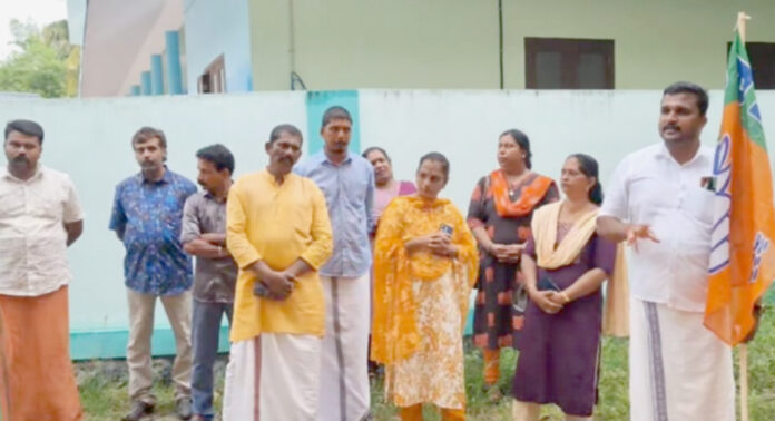 മലയാലപ്പുഴ ഗ്രാമ പഞ്ചായത്തില് സി.ഡി.എസ് തലത്തില് അഴിമതി ; ബി.ജെ.പി അംഗങ്ങള് പഞ്ചായത്ത് ഉപരോധിച്ചു മലയാലപ്പുഴ ഗ്രാമ പഞ്ചായത്തില് സി.ഡി.എസ് തലത്തില് അഴിമതി ; ബി.ജെ.പി അംഗങ്ങള് പഞ്ചായത്ത് ഉപരോധിച്ചു