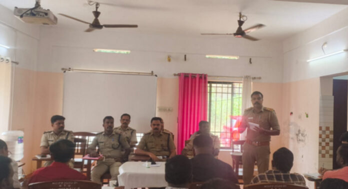 സ്കൂള് പ്രവേശനവുമായി ബന്ധപ്പട്ട് പന്തളം പോലീസിന്റെ നേത്രുത്വത്തില് സ്കൂളുകളുടെ പ്രതിനിധികള്ക്ക് ബോധവത്കരണ ക്ലാസ് നടത്തി സ്കൂള് പ്രവേശനവുമായി ബന്ധപ്പട്ട് പന്തളം പോലീസിന്റെ നേത്രുത്വത്തില് സ്കൂളുകളുടെ പ്രതിനിധികള്ക്ക് ബോധവത്കരണ ക്ലാസ് നടത്തി