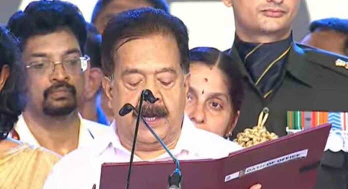 ആഭ്യന്തര മന്ത്രിയായി സത്യപ്രതിജ്ഞ ചെയ്ത് അധികാരമേറ്റ് രമേശ് ചെന്നിത്തല ആഭ്യന്തര മന്ത്രിയായി സത്യപ്രതിജ്ഞ ചെയ്ത് അധികാരമേറ്റ് രമേശ് ചെന്നിത്തല