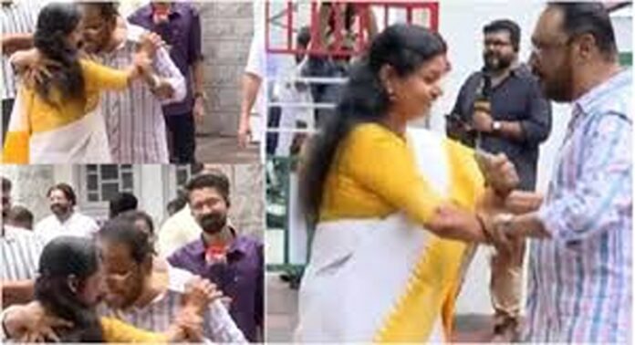നിയുക്ത എംഎൽഎ ബിന്ദു കൃഷ്ണയെ അവരുടെ അതൃപ്തി വകവയ്ക്കാതെ ചെറിയാൻ ഫിലിപ്പ് ആലിംഗനം ചെയ്യാൻ ശ്രമിച്ചത് വിവാദമായി നിയുക്ത എംഎൽഎ ബിന്ദു കൃഷ്ണയെ അവരുടെ അതൃപ്തി വകവയ്ക്കാതെ ചെറിയാൻ ഫിലിപ്പ് ആലിംഗനം ചെയ്യാൻ ശ്രമിച്ചത് വിവാദമായി