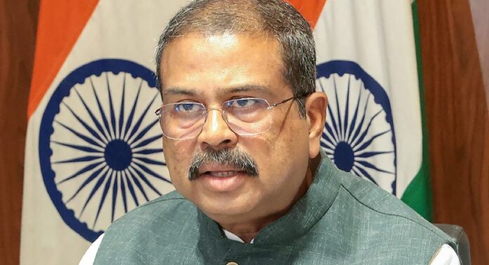 സിബിഎസ്ഇ ക്രമക്കേട് : രാഹുൽ ഗാന്ധി രാഷ്ട്രീയം കളിക്കുന്നുവെന്ന് കേന്ദ്ര വിദ്യാഭ്യാസ മന്ത്രി സിബിഎസ്ഇ ക്രമക്കേട് : രാഹുൽ ഗാന്ധി രാഷ്ട്രീയം കളിക്കുന്നുവെന്ന് കേന്ദ്ര വിദ്യാഭ്യാസ മന്ത്രി