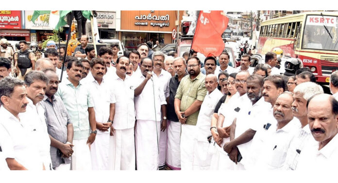 വി.ഡി. സതീശന് അഭിവാദ്യം അര്പ്പിച്ച് പത്തനംതിട്ട ഡി.സി.സി ആഹ്ളാദ പ്രകടനം നടത്തി വി.ഡി. സതീശന് അഭിവാദ്യം അര്പ്പിച്ച് പത്തനംതിട്ട ഡി.സി.സി ആഹ്ളാദ പ്രകടനം നടത്തി