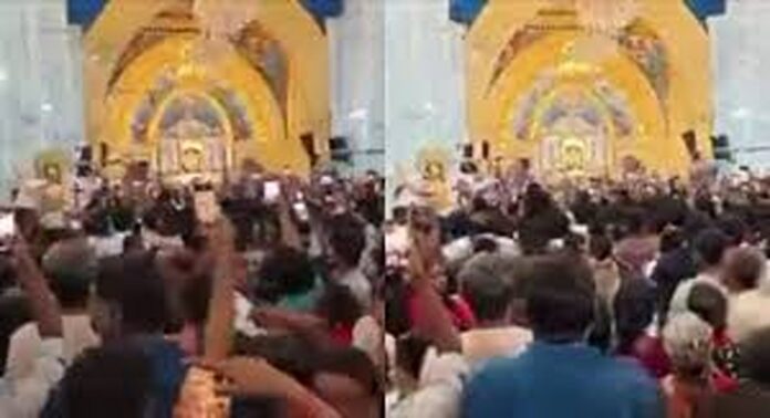 വേളാങ്കണ്ണി സെന്റ് മേരീസ് ബസിലിക്കയിൽ മുദ്രാവാക്യങ്ങൾ വിളിച്ച് ടിവികെ പ്രവർത്തകർ വേളാങ്കണ്ണി സെന്റ് മേരീസ് ബസിലിക്കയിൽ മുദ്രാവാക്യങ്ങൾ വിളിച്ച് ടിവികെ പ്രവർത്തകർ