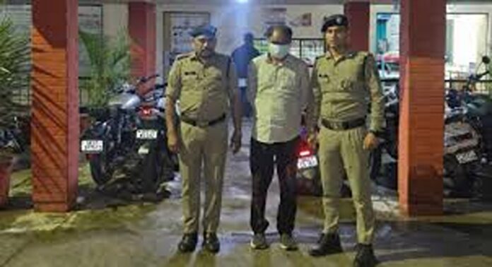 രാഹുൽ ഗാന്ധിയുടെ പേഴ്സണൽ സെക്രട്ടറി ചമഞ്ഞ് കോൺഗ്രസ് നേതാക്കളെ കബളിപ്പിച്ചയാൾ പിടിയിൽ രാഹുൽ ഗാന്ധിയുടെ പേഴ്സണൽ സെക്രട്ടറി ചമഞ്ഞ് കോൺഗ്രസ് നേതാക്കളെ കബളിപ്പിച്ചയാൾ പിടിയിൽ