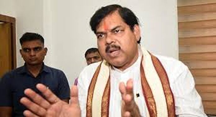 പെൺകുട്ടികൾ പഠിക്കേണ്ട കാര്യമില്ലെന്നും അവർ വീട്ടിലിരിക്കണമെന്നും ബിഹാർ വിദ്യാഭ്യാസ മന്ത്രി മിഥിലേഷ് തിവാരി പെൺകുട്ടികൾ പഠിക്കേണ്ട കാര്യമില്ലെന്നും അവർ വീട്ടിലിരിക്കണമെന്നും ബിഹാർ വിദ്യാഭ്യാസ മന്ത്രി മിഥിലേഷ് തിവാരി
