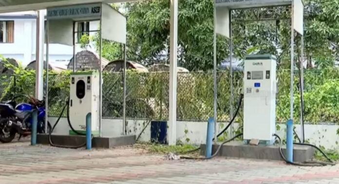 ജനങ്ങളെ തിന്നുമുടിക്കുന്ന കെ.എസ്.ഇ.ബി എന്ന വെള്ളാന – ലക്ഷങ്ങള് മുടിച്ച പത്തനംതിട്ട ഇലക്ട്രിക് വെഹിക്കിള് ചാര്ജ്ജിംഗ് സ്റ്റേഷന് ആക്രിയാക്കി ജനങ്ങളെ തിന്നുമുടിക്കുന്ന കെ.എസ്.ഇ.ബി എന്ന വെള്ളാന – ലക്ഷങ്ങള് മുടിച്ച പത്തനംതിട്ട ഇലക്ട്രിക് വെഹിക്കിള് ചാര്ജ്ജിംഗ് സ്റ്റേഷന് ആക്രിയാക്കി