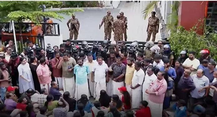 ഇഡി റെയ്ഡിന് പിന്നാലെയുണ്ടായ സംഘർഷത്തിൽ ഡിജിപിയോട് വിവരങ്ങൾ ആരാഞ്ഞ് ഗവർണർ ഇഡി റെയ്ഡിന് പിന്നാലെയുണ്ടായ സംഘർഷത്തിൽ ഡിജിപിയോട് വിവരങ്ങൾ ആരാഞ്ഞ് ഗവർണർ