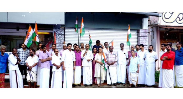 മലയാലപ്പുഴയിൽ കോൺഗ്രസ് ആഹ്ളാദപ്രകടനവും യോഗവും നടത്തി മലയാലപ്പുഴയിൽ കോൺഗ്രസ് ആഹ്ളാദപ്രകടനവും യോഗവും നടത്തി