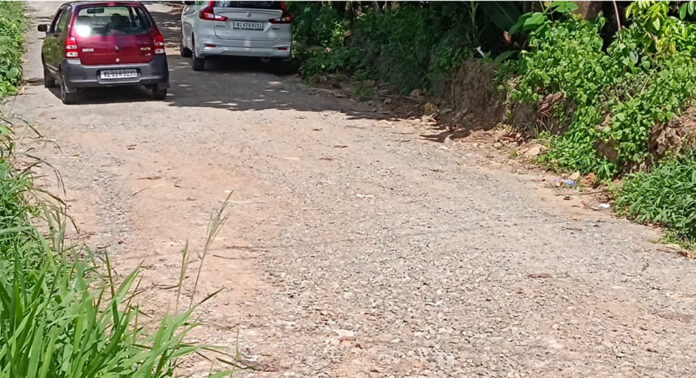 മന്ദമരുതി – സ്റ്റോറും പടി റോഡിലൂടെയുള്ള യാത്ര ദുഷ്ക്കരമാകുന്നു മന്ദമരുതി – സ്റ്റോറും പടി റോഡിലൂടെയുള്ള യാത്ര ദുഷ്ക്കരമാകുന്നു