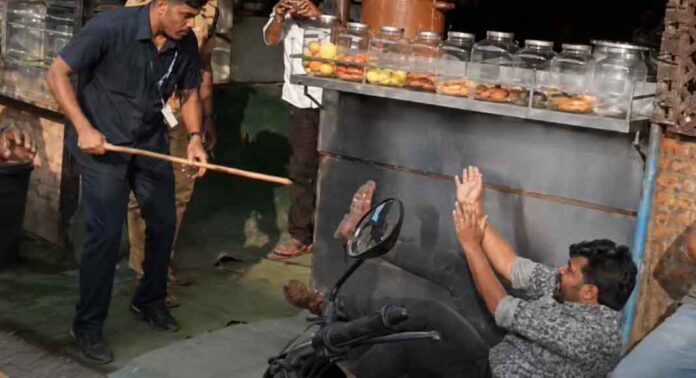 പിണറായി വിജയന്റെ ഗണ്മാന്മാര് യൂത്ത് കോണ്ഗ്രസ് പ്രവര്ത്തകരെ മര്ദിച്ച കേസില് എസ്ഐടി റിപ്പോര്ട്ട് കൈമാറി പിണറായി വിജയന്റെ ഗണ്മാന്മാര് യൂത്ത് കോണ്ഗ്രസ് പ്രവര്ത്തകരെ മര്ദിച്ച കേസില് എസ്ഐടി റിപ്പോര്ട്ട് കൈമാറി