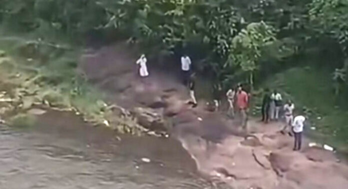 പത്തനംതിട്ട കല്ലറക്കടവ് പാലത്തിനടിയില് അജ്ഞാത മൃതദേഹം കണ്ടെത്തി പത്തനംതിട്ട കല്ലറക്കടവ് പാലത്തിനടിയില് അജ്ഞാത മൃതദേഹം കണ്ടെത്തി