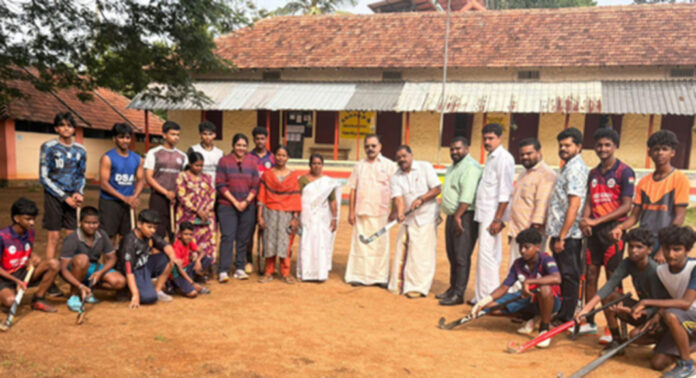 മലയാലപ്പുഴയില് ഹോക്കി പരിശീലനത്തിന് തുടക്കമായി മലയാലപ്പുഴയില് ഹോക്കി പരിശീലനത്തിന് തുടക്കമായി
