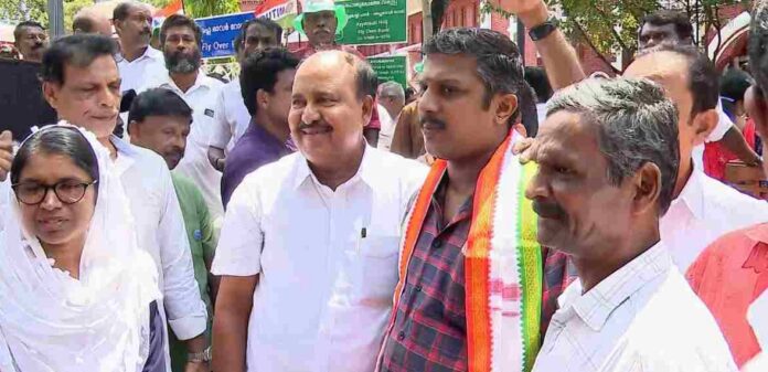 കെഎസ്ആര്ടിസി മുന് ഡ്രൈവര് യദു ഐഎന്ടിയുസിയില് ചേര്ന്നു കെഎസ്ആര്ടിസി മുന് ഡ്രൈവര് യദു ഐഎന്ടിയുസിയില് ചേര്ന്നു