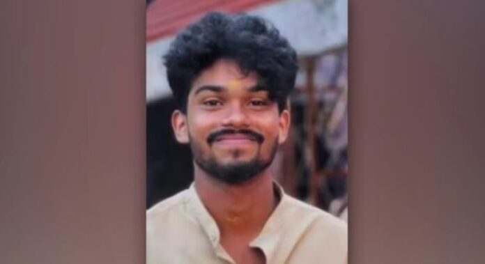 ആദിത്യന്റെ മൃതദേഹം പൊതുദർശനത്തിന് വെച്ചില്ല ; പ്രതിഷേധവുമായി വിദ്യാർത്ഥികൾ ആദിത്യന്റെ മൃതദേഹം പൊതുദർശനത്തിന് വെച്ചില്ല ; പ്രതിഷേധവുമായി വിദ്യാർത്ഥികൾ