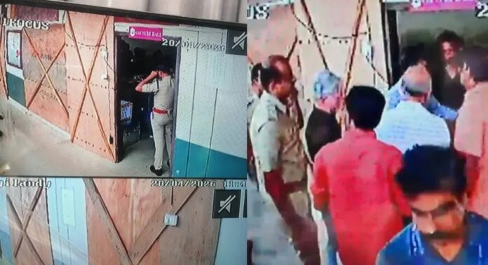 കോഴിക്കോട്ടെ സ്ട്രോങ്ങ് റൂം വിവാദം ; ചട്ടലംഘനം നടത്തിയിട്ടില്ലെന്ന് തെരഞ്ഞെടുപ്പ് കമ്മീഷൻ കോഴിക്കോട്ടെ സ്ട്രോങ്ങ് റൂം വിവാദം ; ചട്ടലംഘനം നടത്തിയിട്ടില്ലെന്ന് തെരഞ്ഞെടുപ്പ് കമ്മീഷൻ