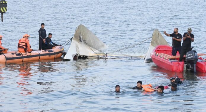 മധ്യപ്രദേശിലെ ബോട്ടപകടം ; പൈലറ്റിനെയും മറ്റ് ജീവനക്കാരെയും സർവീസിൽ നിന്ന് പിരിച്ചുവിട്ടു മധ്യപ്രദേശിലെ ബോട്ടപകടം ; പൈലറ്റിനെയും മറ്റ് ജീവനക്കാരെയും സർവീസിൽ നിന്ന് പിരിച്ചുവിട്ടു