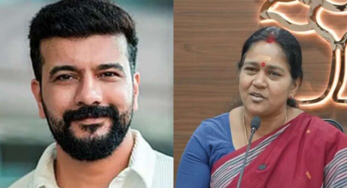 പാലക്കാട് ശോഭ സുരേന്ദ്രനെ വീഴ്ത്തി രമേശ് പിഷാരടി പാലക്കാട് ശോഭ സുരേന്ദ്രനെ വീഴ്ത്തി രമേശ് പിഷാരടി