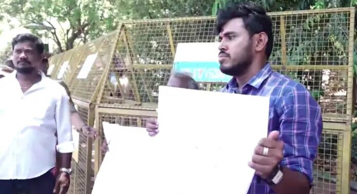 ഭൂരിപക്ഷം ഇല്ലെന്ന് ഗവര്ണര് ; ലോക് ഭവന് മുന്നിൽ ടിവികെ പ്രവർത്തകരുടെ പ്രതിഷേധം ഭൂരിപക്ഷം ഇല്ലെന്ന് ഗവര്ണര് ; ലോക് ഭവന് മുന്നിൽ ടിവികെ പ്രവർത്തകരുടെ പ്രതിഷേധം
