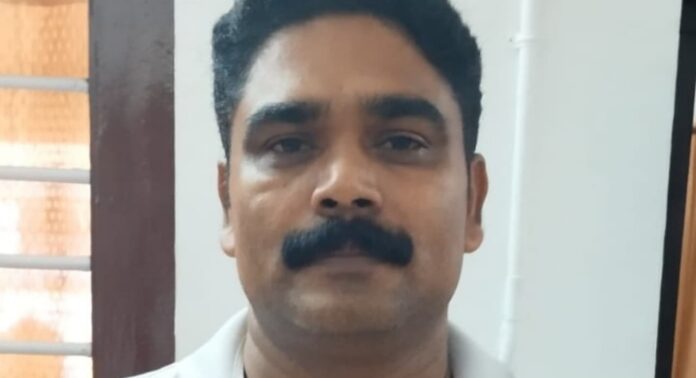 കായംകുളത്ത് യുവാവിന്റെ മൂക്കിടിച്ച് പൊട്ടിച്ച സംഭവം : പ്രതിയെ രക്ഷപ്പെടാൻ സഹായിച്ച മുൻ സൈനികൻ അറസ്റ്റിൽ കായംകുളത്ത് യുവാവിന്റെ മൂക്കിടിച്ച് പൊട്ടിച്ച സംഭവം : പ്രതിയെ രക്ഷപ്പെടാൻ സഹായിച്ച മുൻ സൈനികൻ അറസ്റ്റിൽ