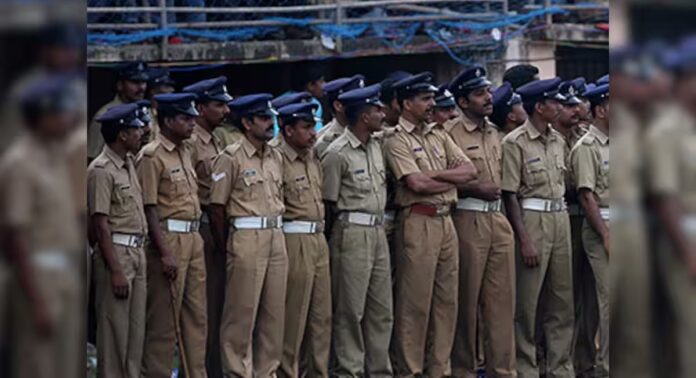 കാസർഗോഡ് ഭരണ മാറ്റത്തിന് പിന്നാലെ സഹപ്രവർത്തകർക്ക് പോലീസ് ഉദ്യോഗസ്ഥൻ്റെ ഭീഷണി സന്ദേശം കാസർഗോഡ് ഭരണ മാറ്റത്തിന് പിന്നാലെ സഹപ്രവർത്തകർക്ക് പോലീസ് ഉദ്യോഗസ്ഥൻ്റെ ഭീഷണി സന്ദേശം