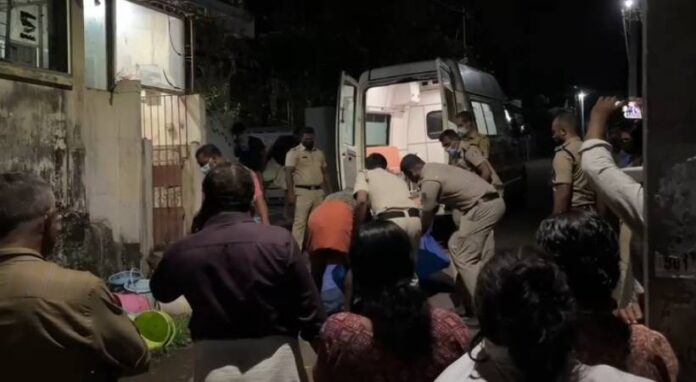 അമ്മ മരിച്ചത് അറിയാതെ മൂന്ന് ദിവസം മൃതദേഹത്തിന് കാവലിരുന്ന് മാനസികാസ്വാസ്ഥ്യമുള്ള മകൻ അമ്മ മരിച്ചത് അറിയാതെ മൂന്ന് ദിവസം മൃതദേഹത്തിന് കാവലിരുന്ന് മാനസികാസ്വാസ്ഥ്യമുള്ള മകൻ