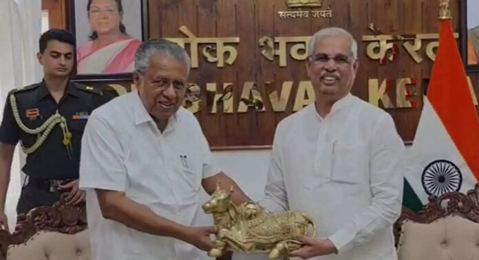 രാജ് ഭവനിൽ എത്തി ഗവർണറുമായി കൂട്ടിക്കാഴ്ച നടത്തി പിണറായി വിജയൻ രാജ് ഭവനിൽ എത്തി ഗവർണറുമായി കൂട്ടിക്കാഴ്ച നടത്തി പിണറായി വിജയൻ