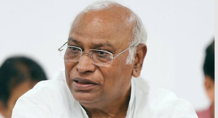 ‘മുഖ്യമന്ത്രി’ നിയമസഭാ കക്ഷി യോഗത്തിൽ ; മല്ലികാർജുൻ ഖർഗെ തീരുമാനം മുദ്രവച്ച കവറിൽ ദീപ ദാസ് മുൻഷിക്ക് കൈമാറും ‘മുഖ്യമന്ത്രി’ നിയമസഭാ കക്ഷി യോഗത്തിൽ ; മല്ലികാർജുൻ ഖർഗെ തീരുമാനം മുദ്രവച്ച കവറിൽ ദീപ ദാസ് മുൻഷിക്ക് കൈമാറും